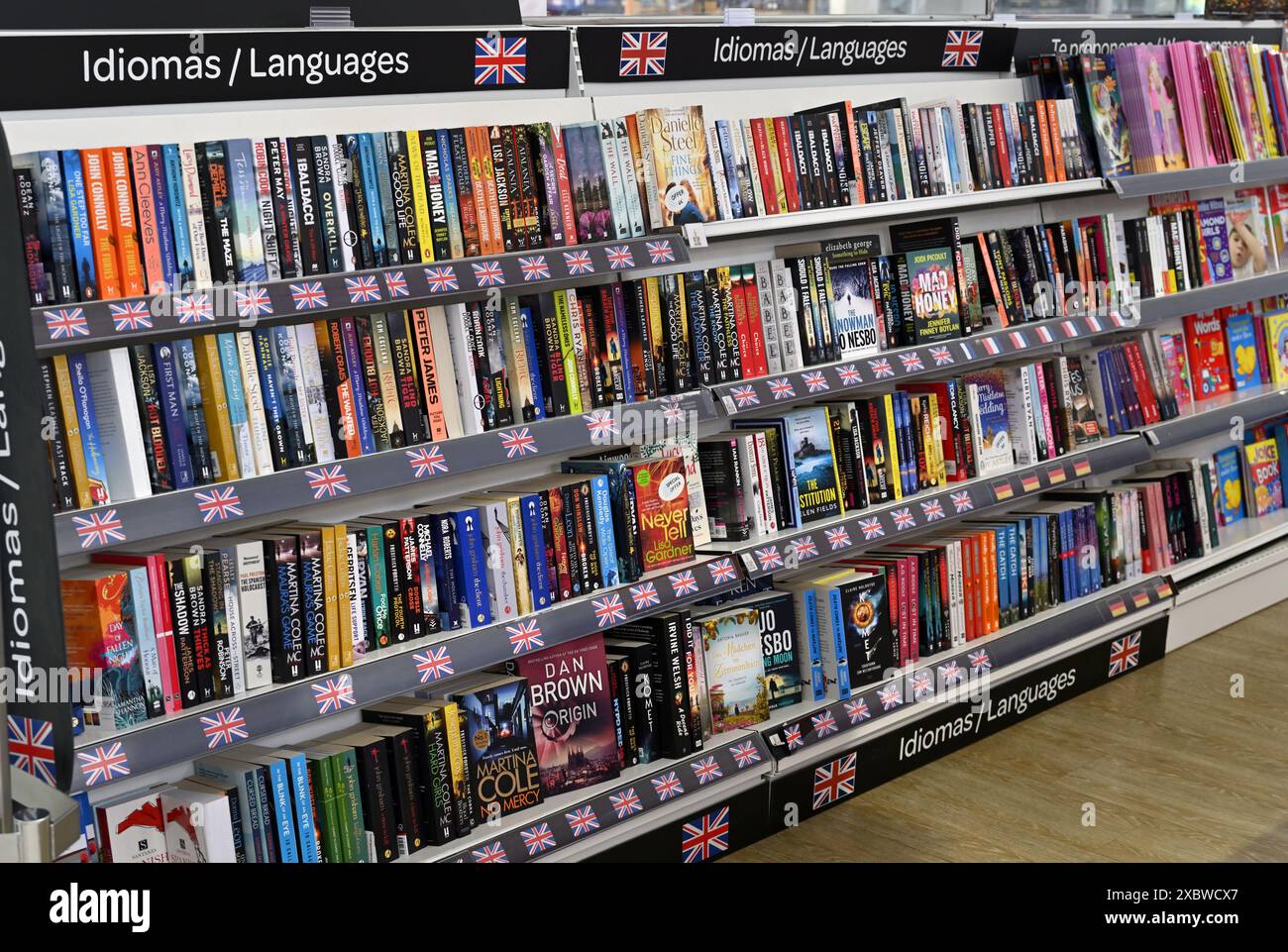 Spanischer Supermarkt mit beliebten Verkaufsbüchern in verschiedenen Sprachen, die meisten in Englisch, Spanien Stockfoto