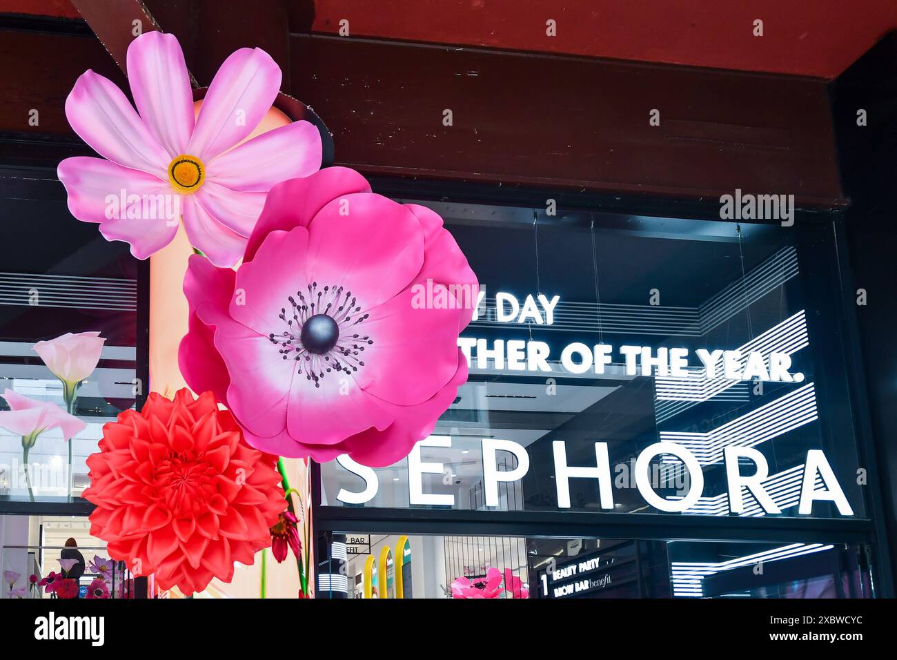 Äußere des Parfümerie Sephora in Corso Vittorio Emanuele II, mit dem mit riesigen Kunstblumen dekorierten Geschäft, Mailand, Lombardei, Italien Stockfoto