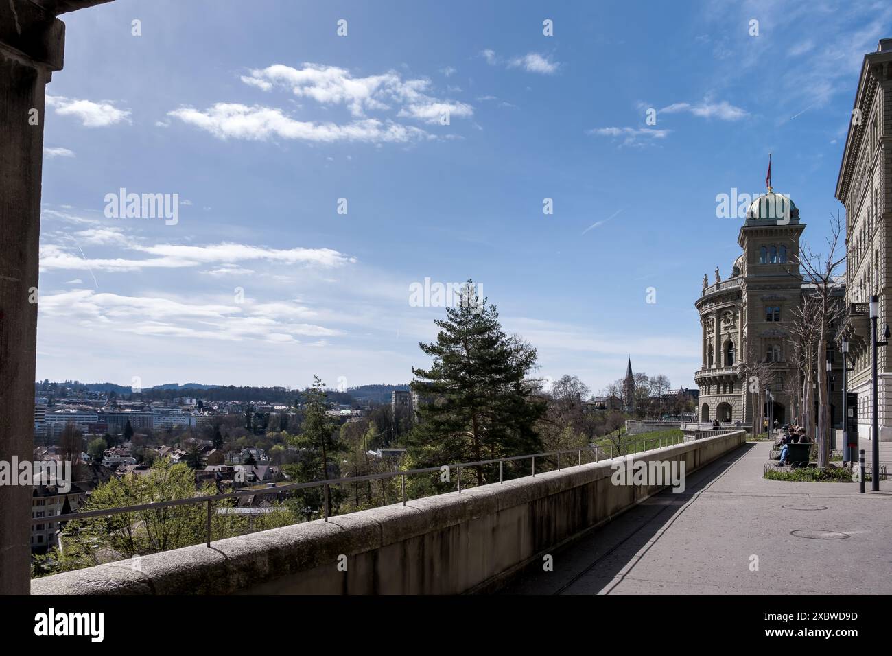Blick auf die Südwand des Parlamentsgebäudes, Sitz der Schweizer Regierung, in Bern, de facto Hauptstadt der Schweiz. Stockfoto