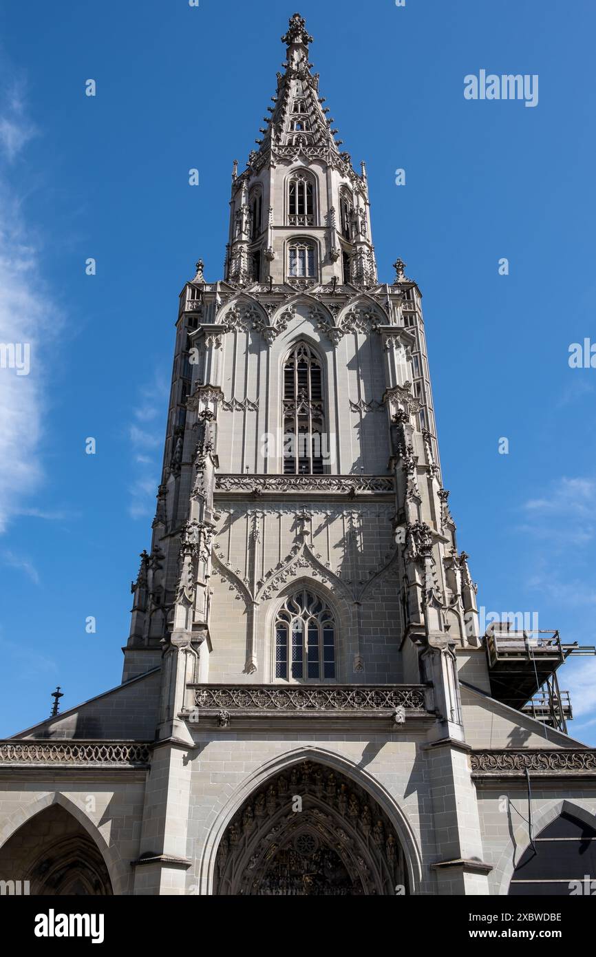 Blick auf das Berner Münster, den Schweizerischen reformierten Dom (oder Münster) in der Altstadt von Bern, Schweiz, der höchste Dom der Schweiz. Stockfoto