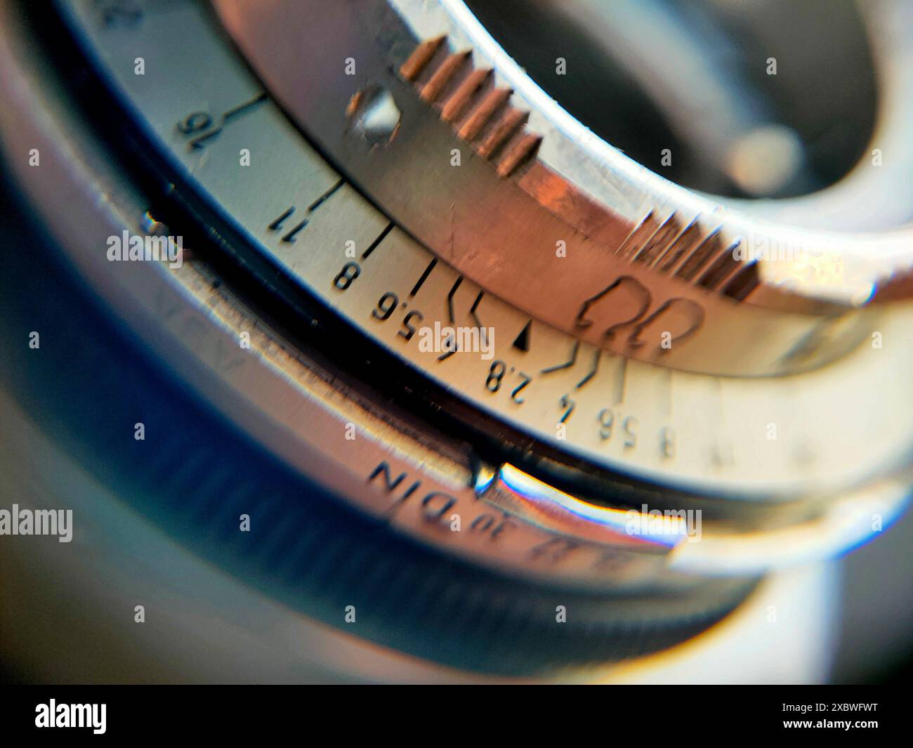 Makroaufnahme eines fotografischen Objektivs als Beispiel für die Schärfentiefe mit unscharfem Hintergrund. Stockfoto