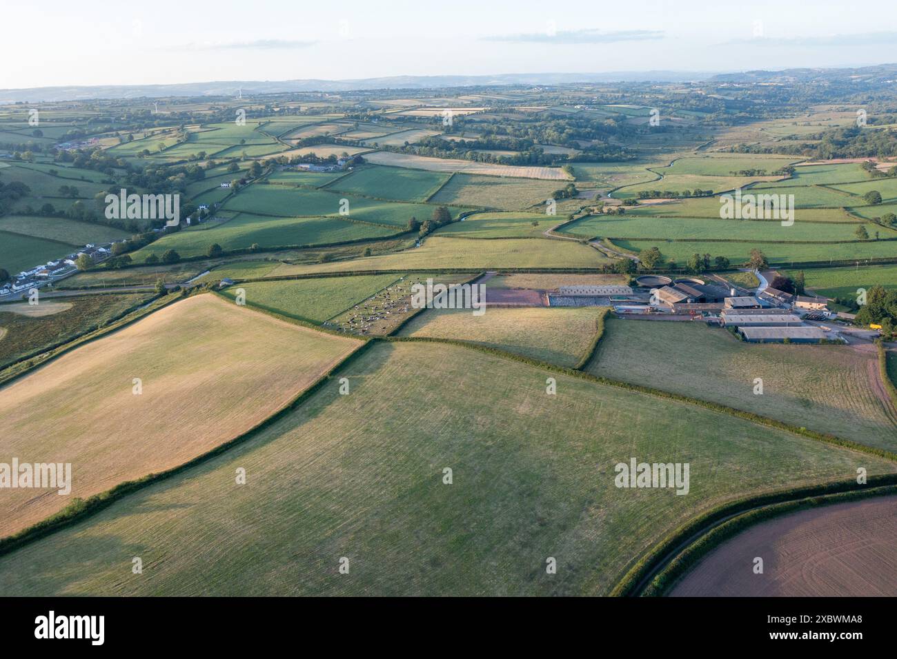 Luftaufnahme der intensiven Milchfarm im Gwendraeth Valley, Carmarthenshire, Wales, Großbritannien Stockfoto