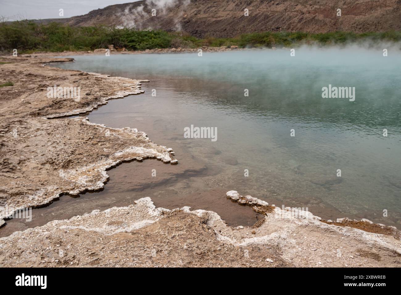 Alolabad Geothermalgebiet in Äthiopien mit surrealer Landschaft mit bunten heißen Quellen, dampfenden Fumarolen und ausbrechenden heißen Salzgeysiren in einer trockenen Umgebung Stockfoto