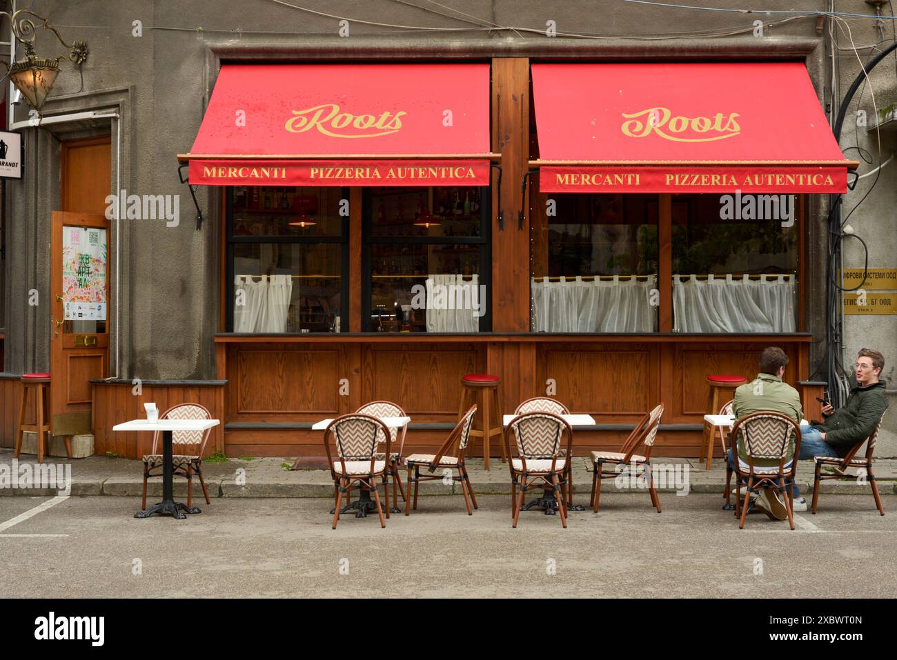 Mercanti Pizzeria Autentica italienisches Restaurant, Außentische und Abendessen zu zweit im Freien in Sofia, Bulgarien, Osteuropa, Balkan, EU Stockfoto