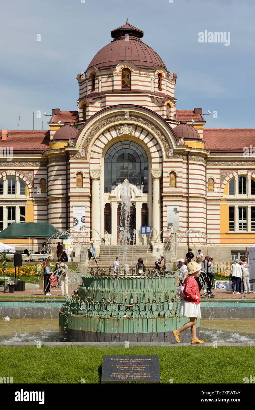 Regionales Geschichtsmuseum von Sofia und Brunnen am zentralen Mineralbäderplatz in Sofia Bulgarien, Osteuropa, Balkan, EU Stockfoto