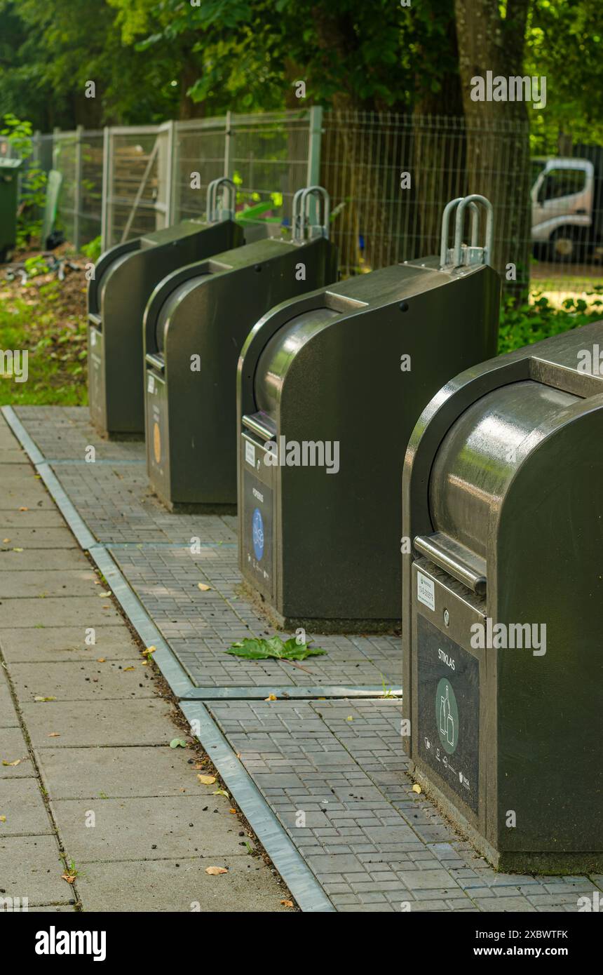 Bordeaux, Frankreich. 30. Oktober 2019. Moderne unterirdische Müllcontainer im Park. Hochwertige Fotos Stockfoto