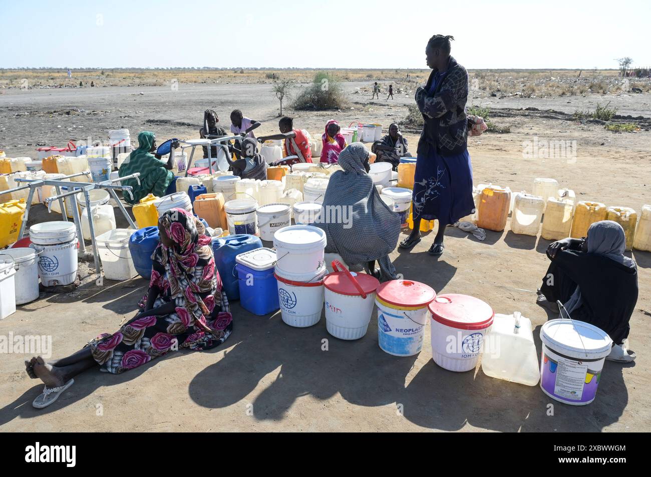 SÜDSUDAN, Oberer Nil-Staat, Stadt Renk, Flüchtlingslager Null für Flüchtlinge aus dem Sudan-Krieg, Menschen warten auf Trinkwasser / SÜDSUDAN, Oberer Nil-Staat, Flüchtlinge aus dem Sudan suchen Schutz vor dem Krieg, Flüchtlingslager-Lager Zero bei Renk, die Stadt liegt in der Nähe zur Grenze zum Sudan, Menschen warten auf sauberes Trinkwasser Stockfoto