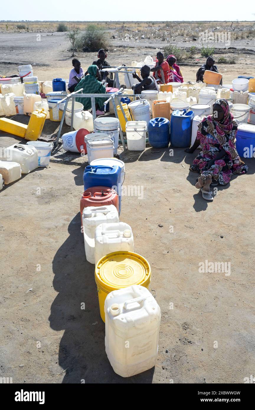 SÜDSUDAN, Oberer Nil-Staat, Stadt Renk, Flüchtlingslager Null für Flüchtlinge aus dem Sudan-Krieg, Menschen warten auf Trinkwasser / SÜDSUDAN, Oberer Nil-Staat, Flüchtlinge aus dem Sudan suchen Schutz vor dem Krieg, Flüchtlingslager-Lager Zero bei Renk, die Stadt liegt in der Nähe zur Grenze zum Sudan, Menschen warten auf sauberes Trinkwasser Stockfoto