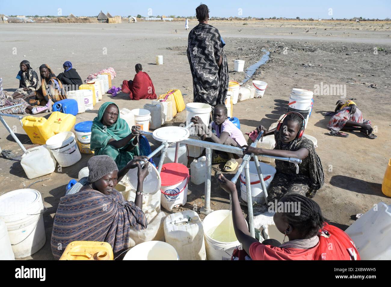 SÜDSUDAN, Oberer Nil-Staat, Stadt Renk, Flüchtlingslager Null für Flüchtlinge aus dem Sudan-Krieg, Menschen warten auf Trinkwasser / SÜDSUDAN, Oberer Nil-Staat, Flüchtlinge aus dem Sudan suchen Schutz vor dem Krieg, Flüchtlingslager-Lager Zero bei Renk, die Stadt liegt in der Nähe zur Grenze zum Sudan, Menschen warten auf sauberes Trinkwasser Stockfoto