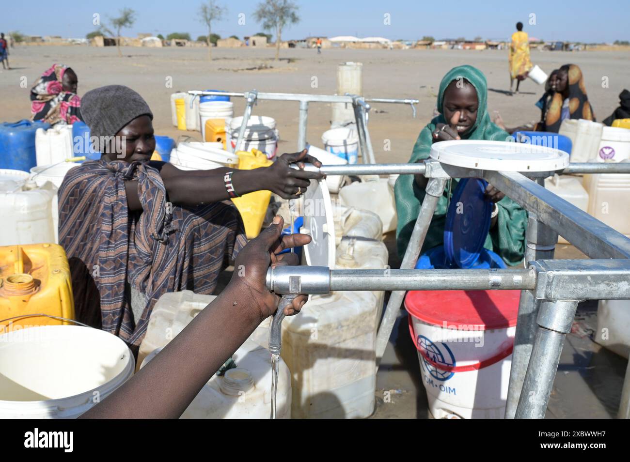 SÜDSUDAN, Oberer Nil-Staat, Stadt Renk, Flüchtlingslager Null für Flüchtlinge aus dem Sudan-Krieg, Menschen warten auf Trinkwasser / SÜDSUDAN, Oberer Nil-Staat, Flüchtlinge aus dem Sudan suchen Schutz vor dem Krieg, Flüchtlingslager-Lager Zero bei Renk, die Stadt liegt in der Nähe zur Grenze zum Sudan, Menschen warten auf sauberes Trinkwasser Stockfoto