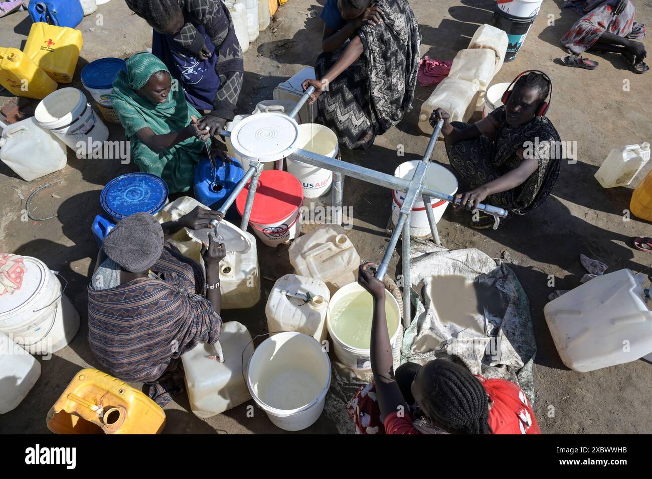 SÜDSUDAN, Oberer Nil-Staat, Stadt Renk, Flüchtlingslager Null für Flüchtlinge aus dem Sudan-Krieg, Menschen warten auf Trinkwasser / SÜDSUDAN, Oberer Nil-Staat, Flüchtlinge aus dem Sudan suchen Schutz vor dem Krieg, Flüchtlingslager-Lager Zero bei Renk, die Stadt liegt in der Nähe zur Grenze zum Sudan, Menschen warten auf sauberes Trinkwasser Stockfoto