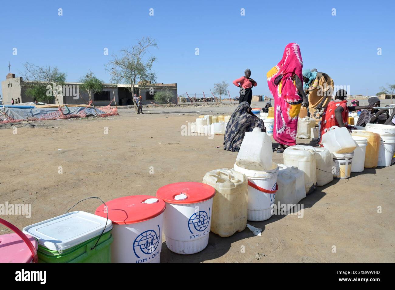 SÜDSUDAN, Oberer Nil-Staat, Stadt Renk, Flüchtlingslager Null für Flüchtlinge aus dem Sudan-Krieg, Menschen warten auf Trinkwasser / SÜDSUDAN, Oberer Nil-Staat, Flüchtlinge aus dem Sudan suchen Schutz vor dem Krieg, Flüchtlingslager-Lager Zero bei Renk, die Stadt liegt in der Nähe zur Grenze zum Sudan, Menschen warten auf sauberes Trinkwasser Stockfoto