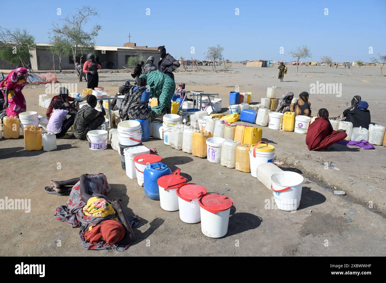 SÜDSUDAN, Oberer Nil-Staat, Stadt Renk, Flüchtlingslager Null für Flüchtlinge aus dem Sudan-Krieg, Menschen warten auf Trinkwasser / SÜDSUDAN, Oberer Nil-Staat, Flüchtlinge aus dem Sudan suchen Schutz vor dem Krieg, Flüchtlingslager-Lager Zero bei Renk, die Stadt liegt in der Nähe zur Grenze zum Sudan, Menschen warten auf sauberes Trinkwasser Stockfoto