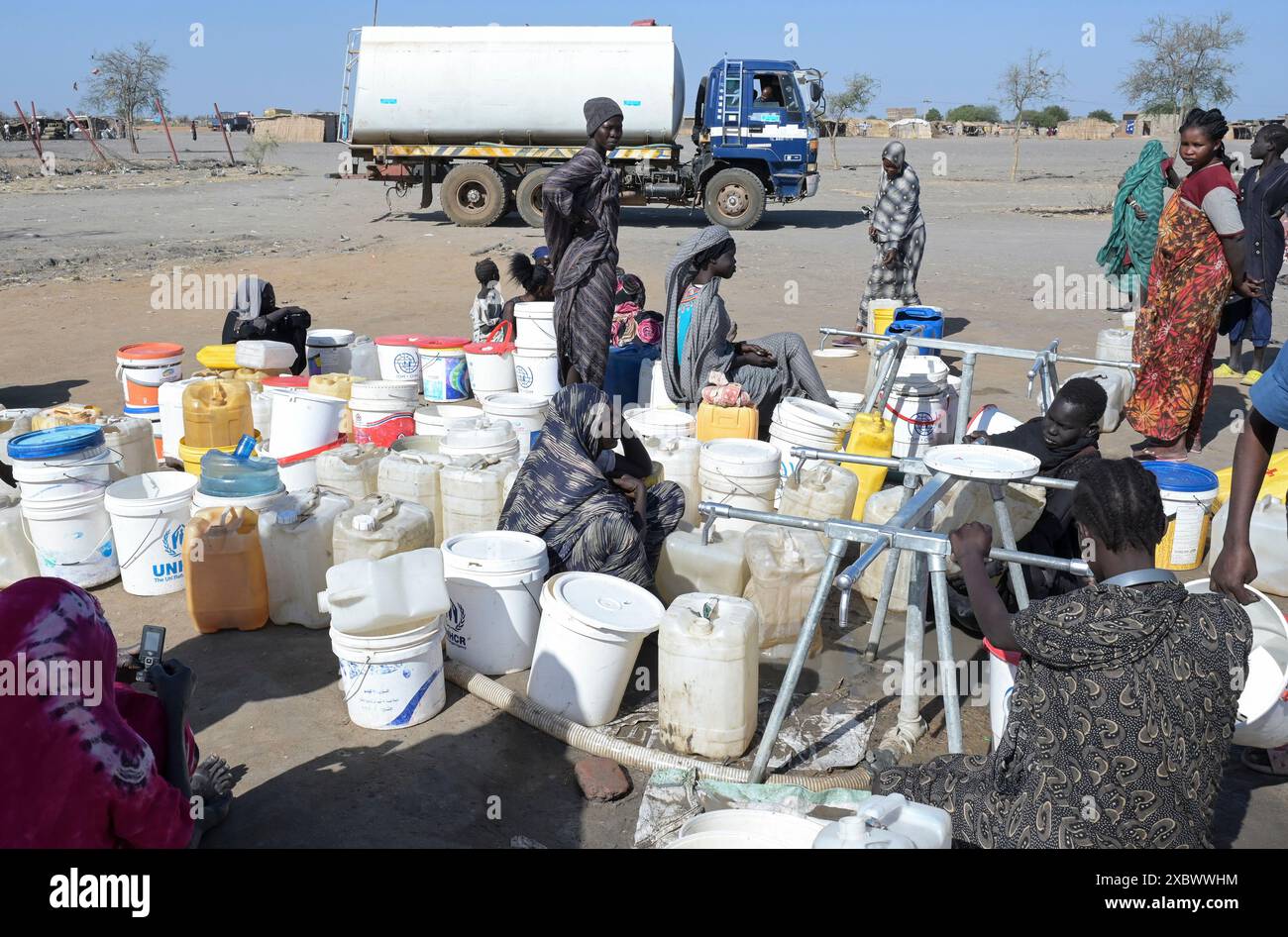 SÜDSUDAN, Oberer Nil-Staat, Stadt Renk, Flüchtlingslager Null für Flüchtlinge aus dem Sudan-Krieg, Menschen warten auf Trinkwasser / SÜDSUDAN, Oberer Nil-Staat, Flüchtlinge aus dem Sudan suchen Schutz vor dem Krieg, Flüchtlingslager-Lager Zero bei Renk, die Stadt liegt in der Nähe zur Grenze zum Sudan, Menschen warten auf sauberes Trinkwasser Stockfoto