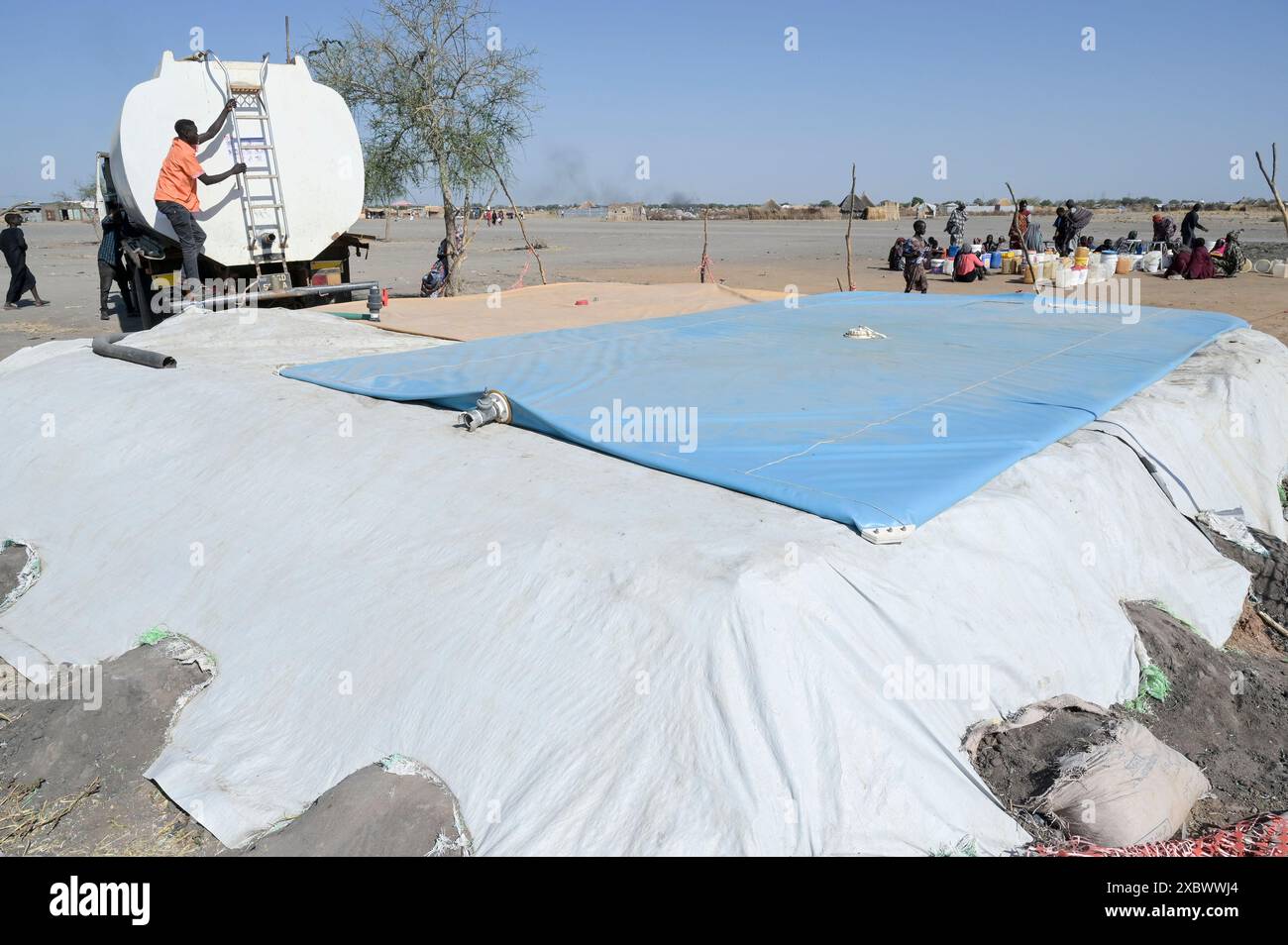SÜDSUDAN, Oberer Nil-Staat, Stadt Renk, Flüchtlingslager Null für Flüchtlinge aus dem Sudan-Krieg, Menschen warten auf Trinkwasser / SÜDSUDAN, Oberer Nil-Staat, Flüchtlinge aus dem Sudan suchen Schutz vor dem Krieg, Flüchtlingslager-Lager Zero bei Renk, die Stadt liegt in der Nähe zur Grenze zum Sudan, Menschen warten auf sauberes Trinkwasser Stockfoto