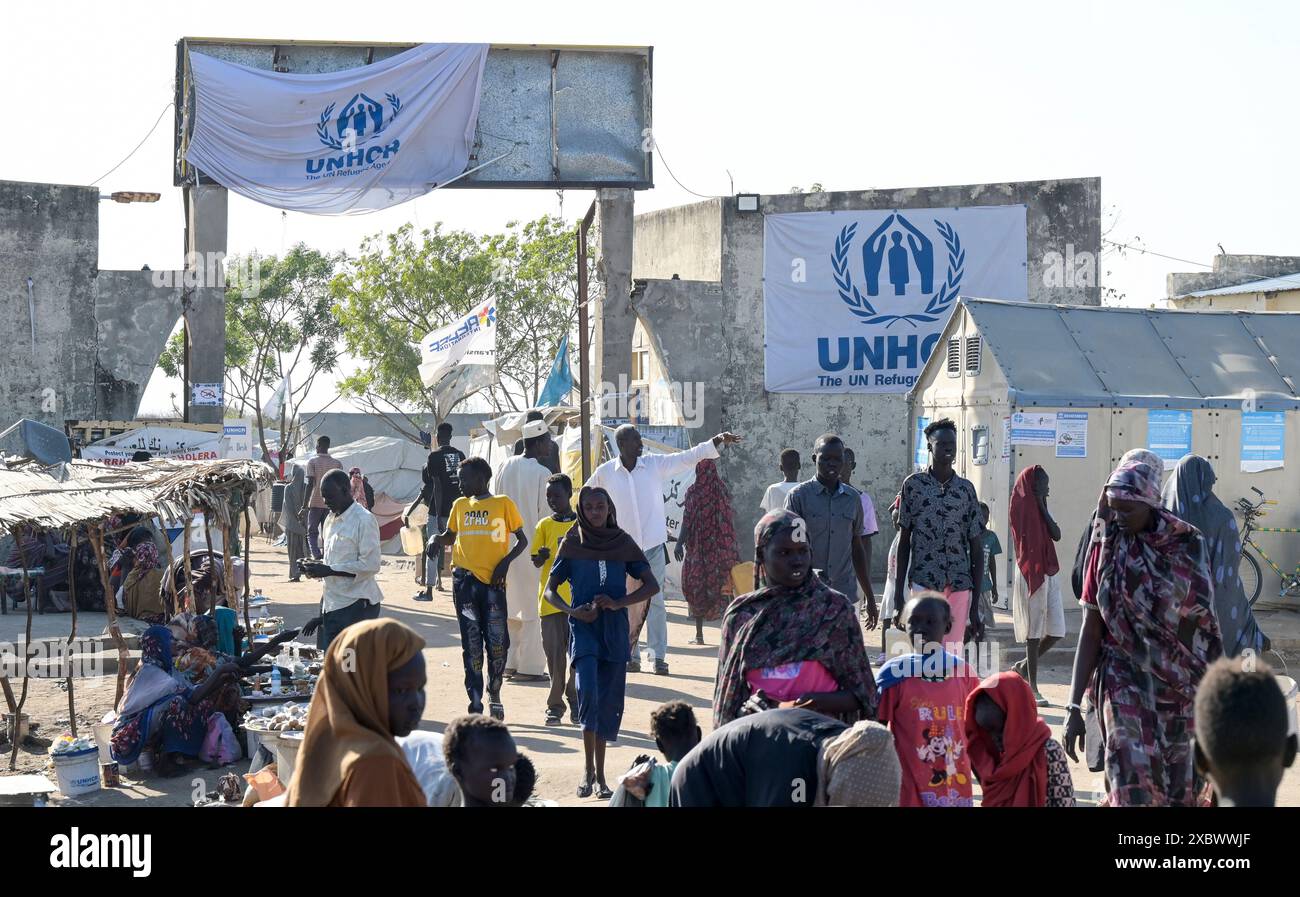 SÜDSUDAN, Oberer Nil-Staat, Stadt Renk, UNHCR-Flüchtlingshilfszentrum für Flüchtlinge und Rückkehrer aus Sudan-Krieg / SÜDSUDAN, Oberer Nil-Staat, Stadt Renk, Flüchtlinge und Rückkehrer aus dem Sudan suchen Schutz vor dem Krieg, UNHCR Transit Flüchtlingslager bei Renk, die Stadt liegt in der Nähe zur Grenze zum Sudan Stockfoto