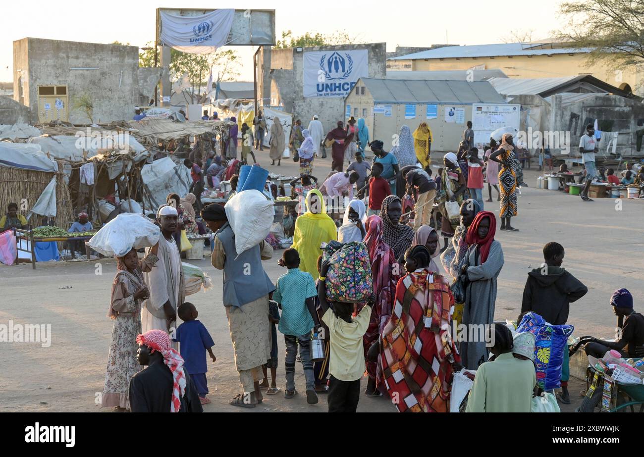 SÜDSUDAN, Oberer Nil-Staat, Stadt Renk, UNHCR-Flüchtlingshilfszentrum für Flüchtlinge und Rückkehrer aus Sudan-Krieg / SÜDSUDAN, Oberer Nil-Staat, Stadt Renk, Flüchtlinge und Rückkehrer aus dem Sudan suchen Schutz vor dem Krieg, UNHCR Transit Flüchtlingslager bei Renk, die Stadt liegt in der Nähe zur Grenze zum Sudan Stockfoto