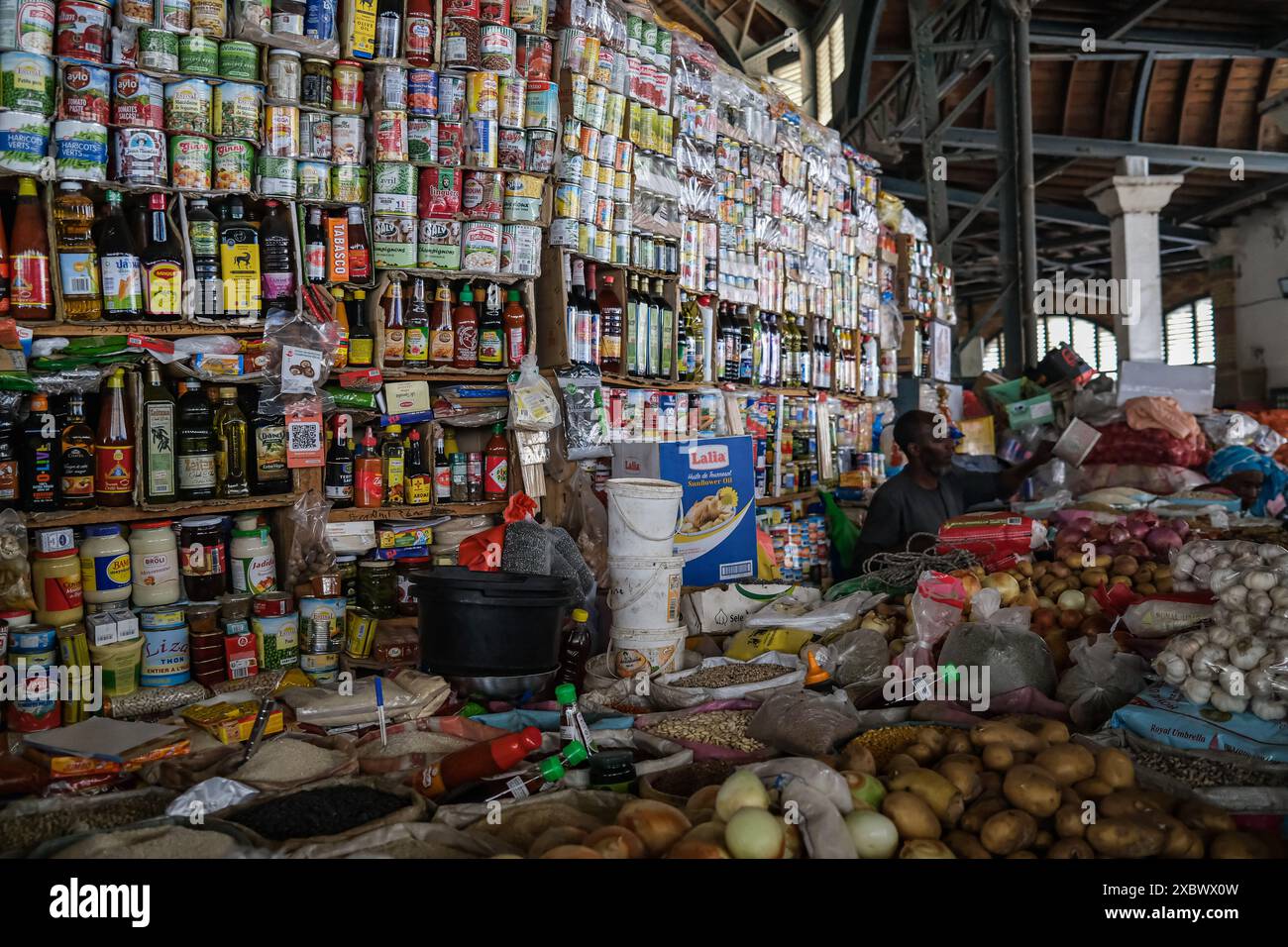 Dakar, Senegal. Mai 2024. Nicolas Remene/Le Pictorium - Dakars Kermel Markt - 02/05/2024 - Senegal/Dakar/Dakar - der Kermel Markt ist eine wunderschöne, runde Markthalle aus Schmiedeeisen und Ziegeln, die 1860 erbaut wurde, direkt im Herzen des historischen Plateau-Viertels von Dakar. Sie wurde 1993 durch einen Brand zerstört und bis zu ihrer Wiedereröffnung 1997 identisch wiederaufgebaut. Es verkauft alle Arten von Lebensmitteln, einschließlich Gemüse, Gewürze, Fleisch und Fisch. Der Kermel Markt gehört seit 1978 zum UNESCO-Weltkulturerbe. Quelle: LE PICTORIUM/Alamy Live News Stockfoto