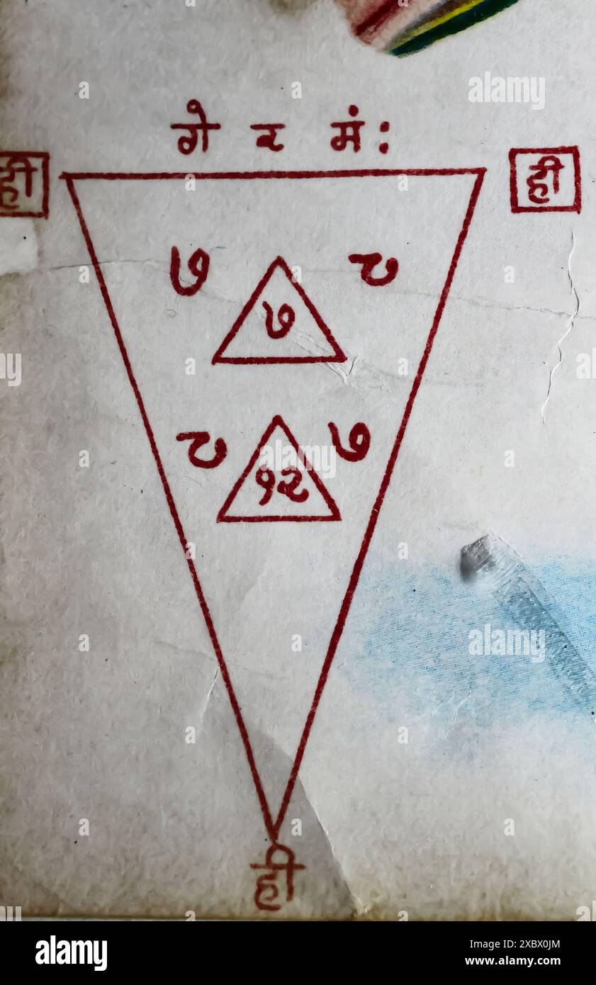 Viersen, Deutschland - 9. Mai. 2024: Trikona magisches Dreieck mit sanskrit-Symbolen und Buchstaben auf der Unterseite des indischen Lord Ganesha-Gemäldes Stockfoto