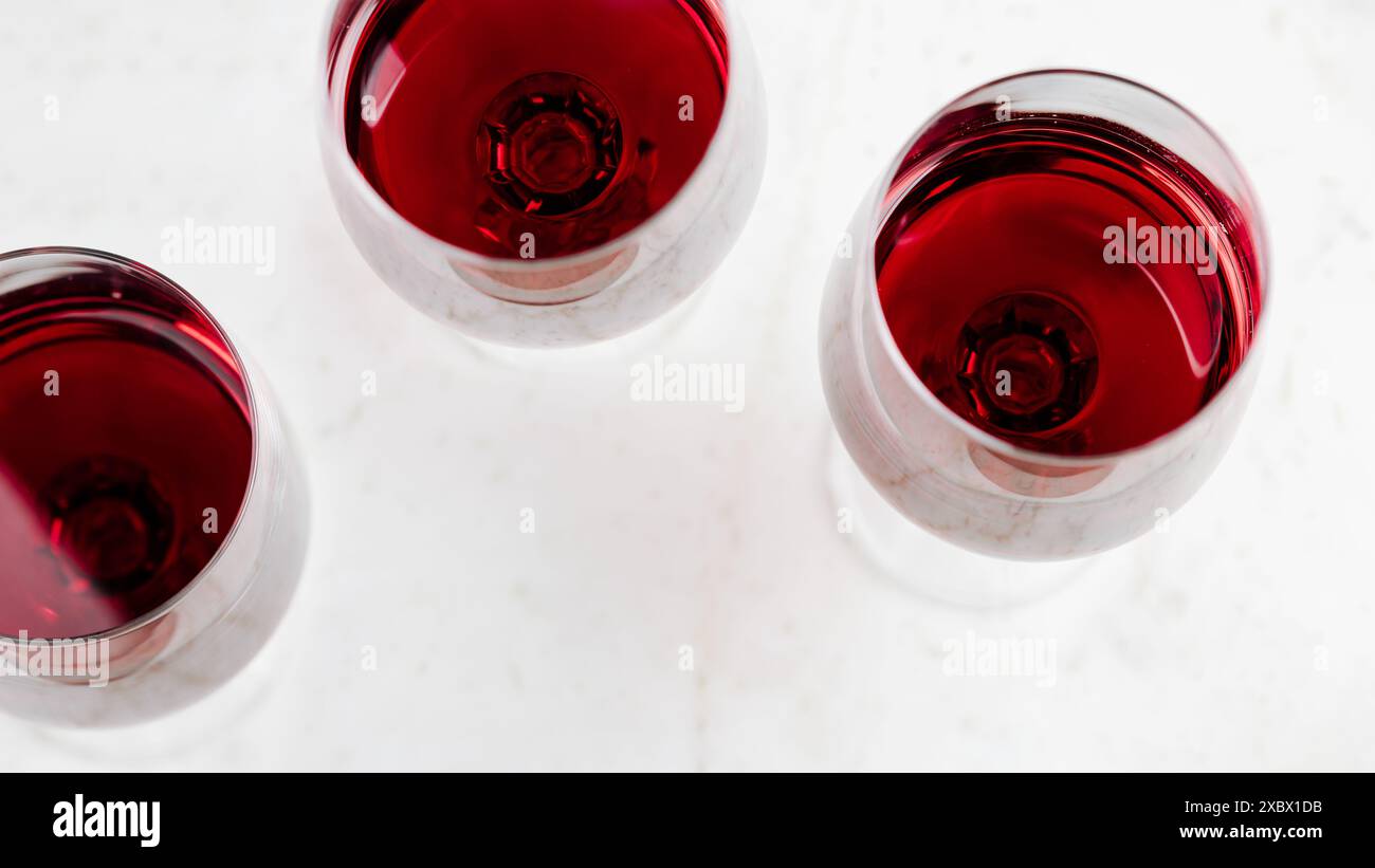 Rotwein auf weißem Marmorhintergrund. Stockfoto