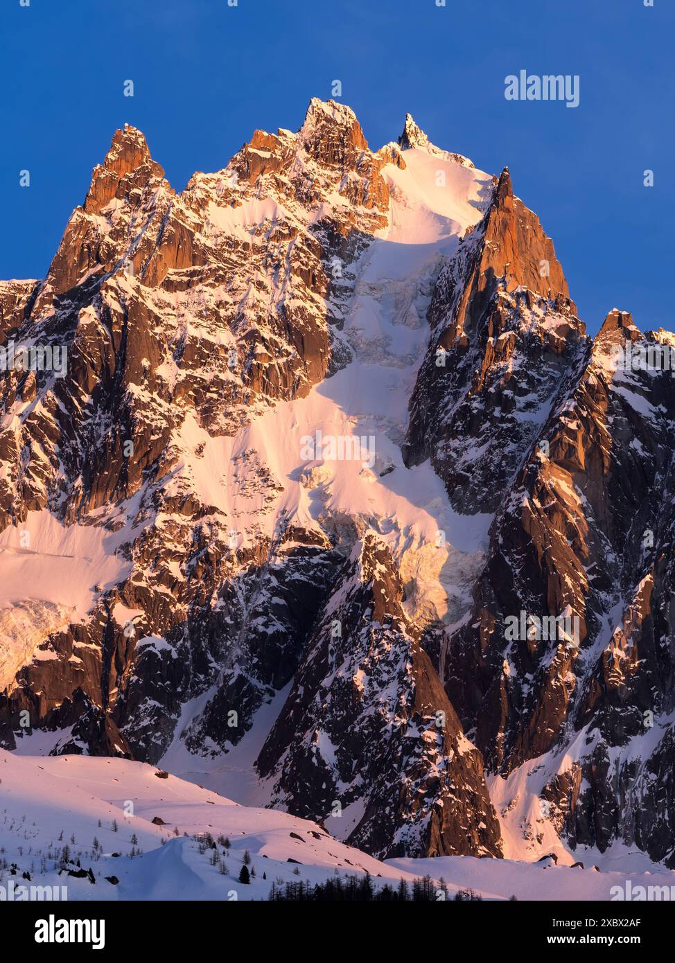 Sonnenuntergang auf Chamonix Needles (Aiguille du Plan und Gipfel Dent du Crocodile). Mont Blanc in den Alpen. Chamonix, Haute-Savoie, Frankreich Stockfoto