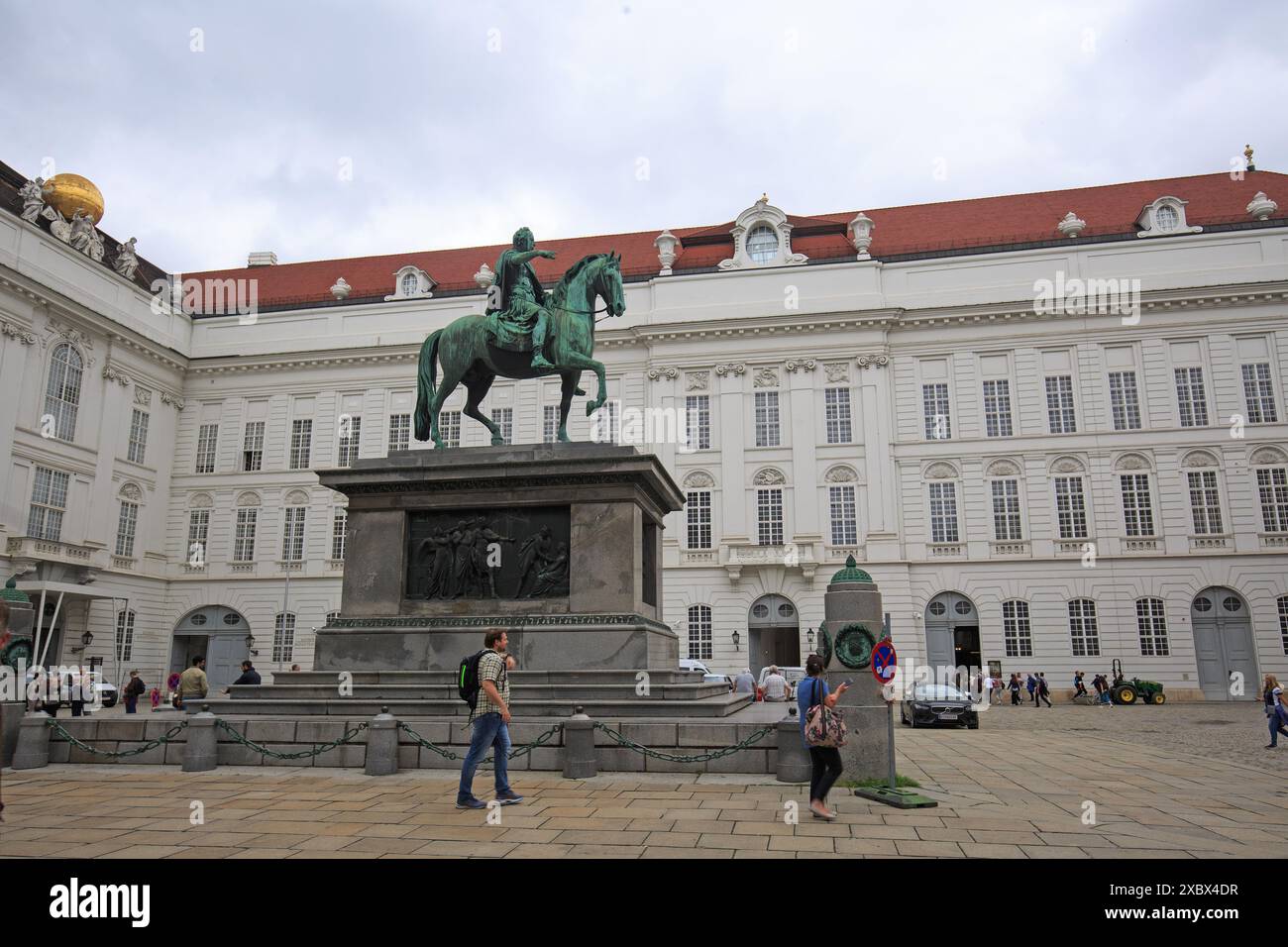 Wien, Österreich, 23-05-24. Denkmal für Kaiser Joseph II., Skulptur von Franz Anton Zaunermit der Nationalbibliothek und dem Schloss Hofburg dahinter. Stockfoto