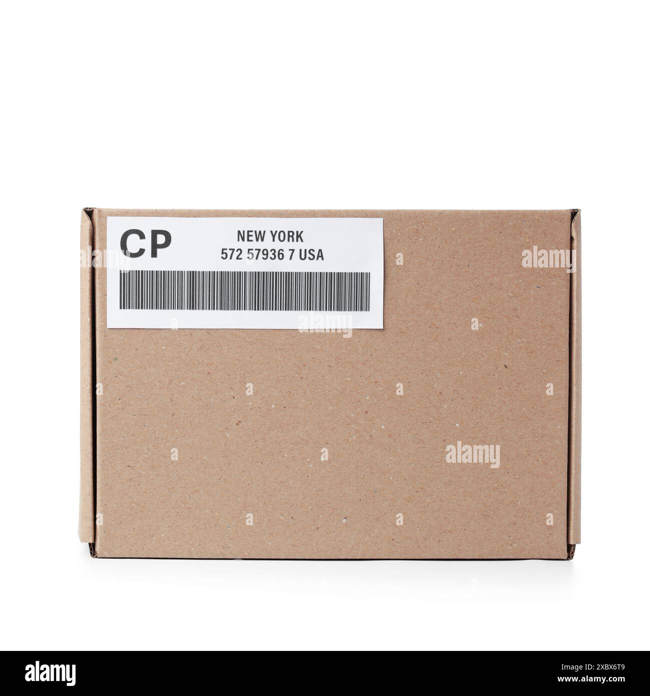 Pappverpackung mit Versandetikett und Strichcode auf weißem Hintergrund Stockfoto