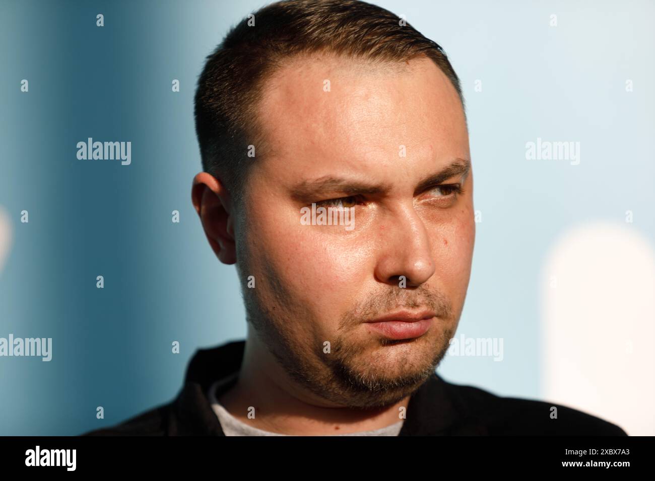 KIEW, UKRAINE - 12. JUNI 2024 - der Chef des Verteidigungsgeheimdienstes der Ukraine Kyrylo Budanov nimmt an der vierten Endphase der größten Schülerwettbewerbe „Seite an Seite der ukrainischen Schulligen“ in Kiew, Hauptstadt der Ukraine, Teil Stockfoto