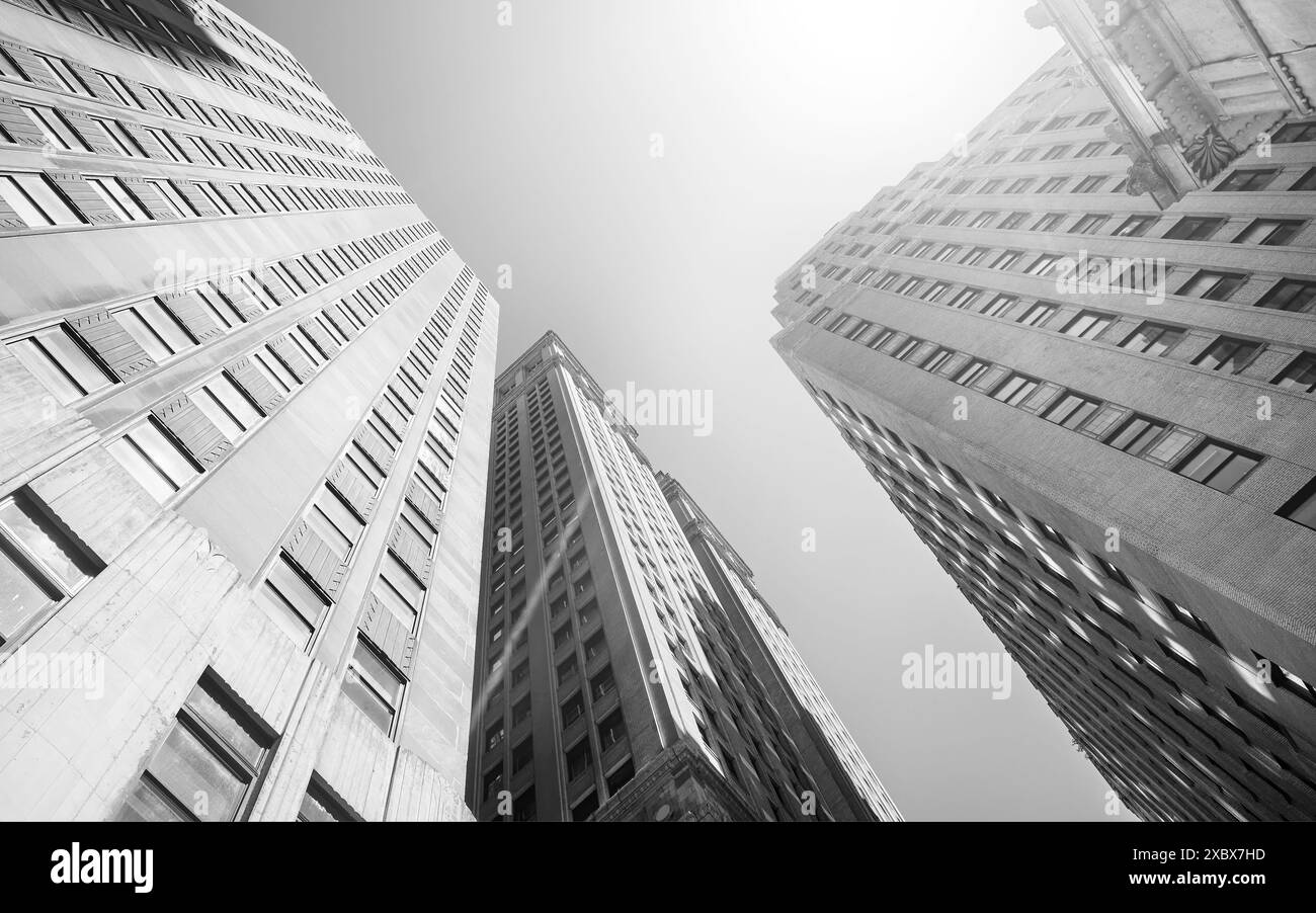 Blick auf die Wolkenkratzer von New York City vor der Sonne, USA. Stockfoto