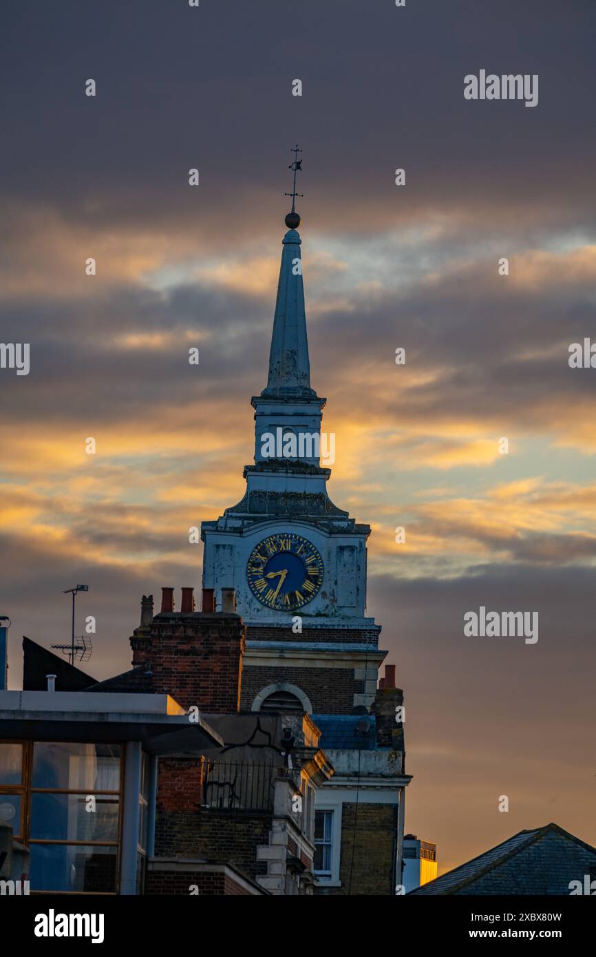 Der Turm der St. Georges Kirche Gravesend Kent bei Sonnenuntergang Stockfoto