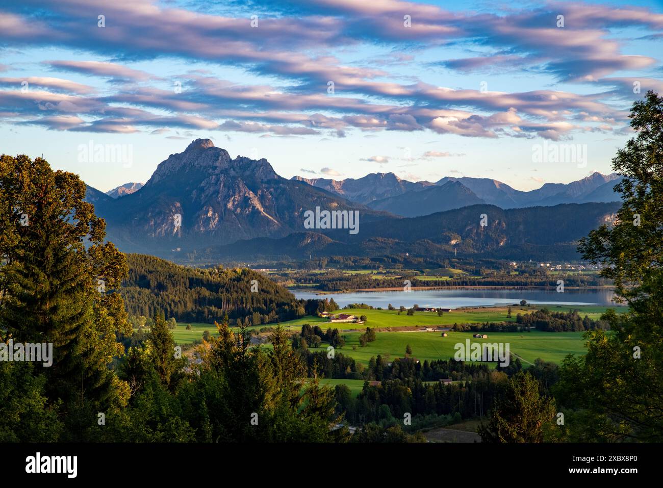 Bayerische Alpenlandschaft, Frühling, Schnee, Sommer, Wiesen, tal, Berge, Alpen, Berglandschaft, Bayern, Tourismus, Postkarte Stockfoto