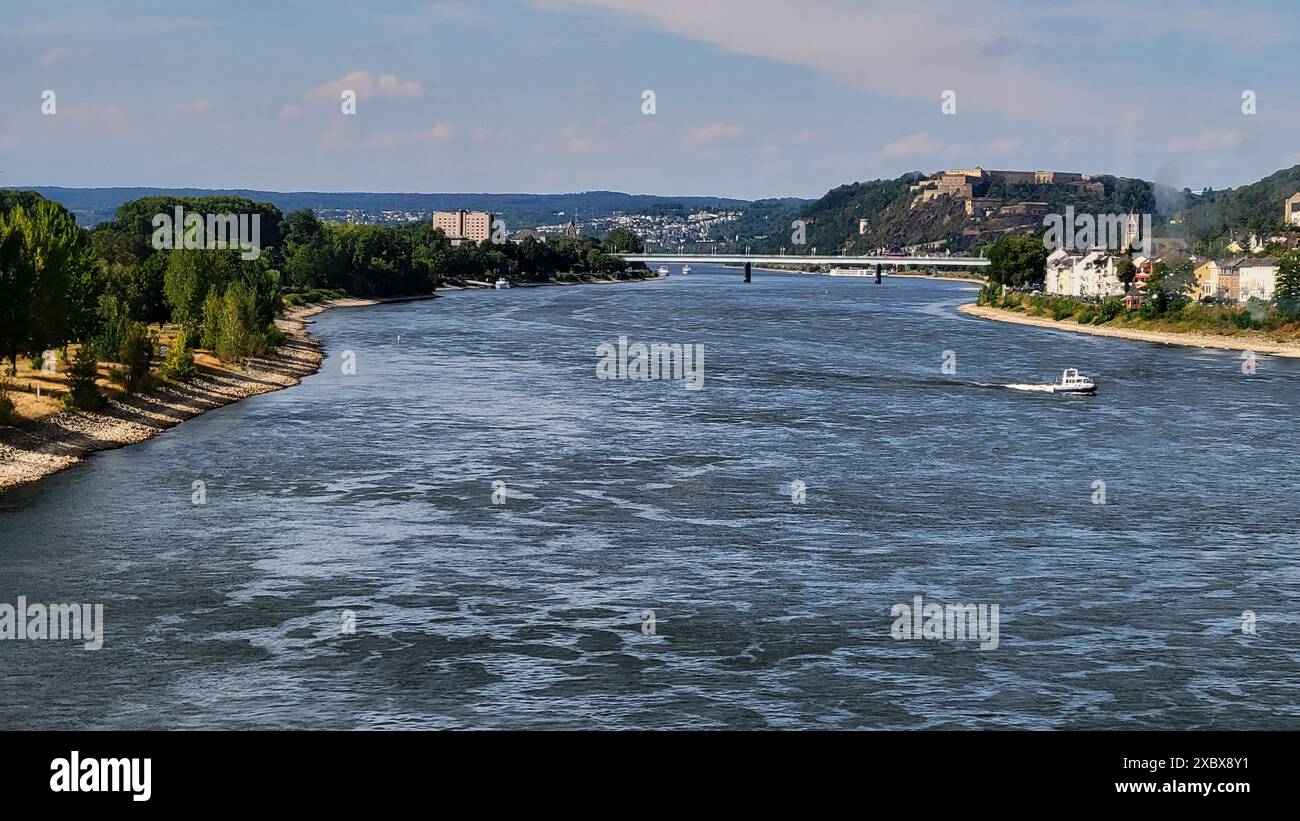 Blick auf den Rhein von einem Bahnübergang in der Nähe der beliebten Touristenstadt Koblenz. Stockfoto