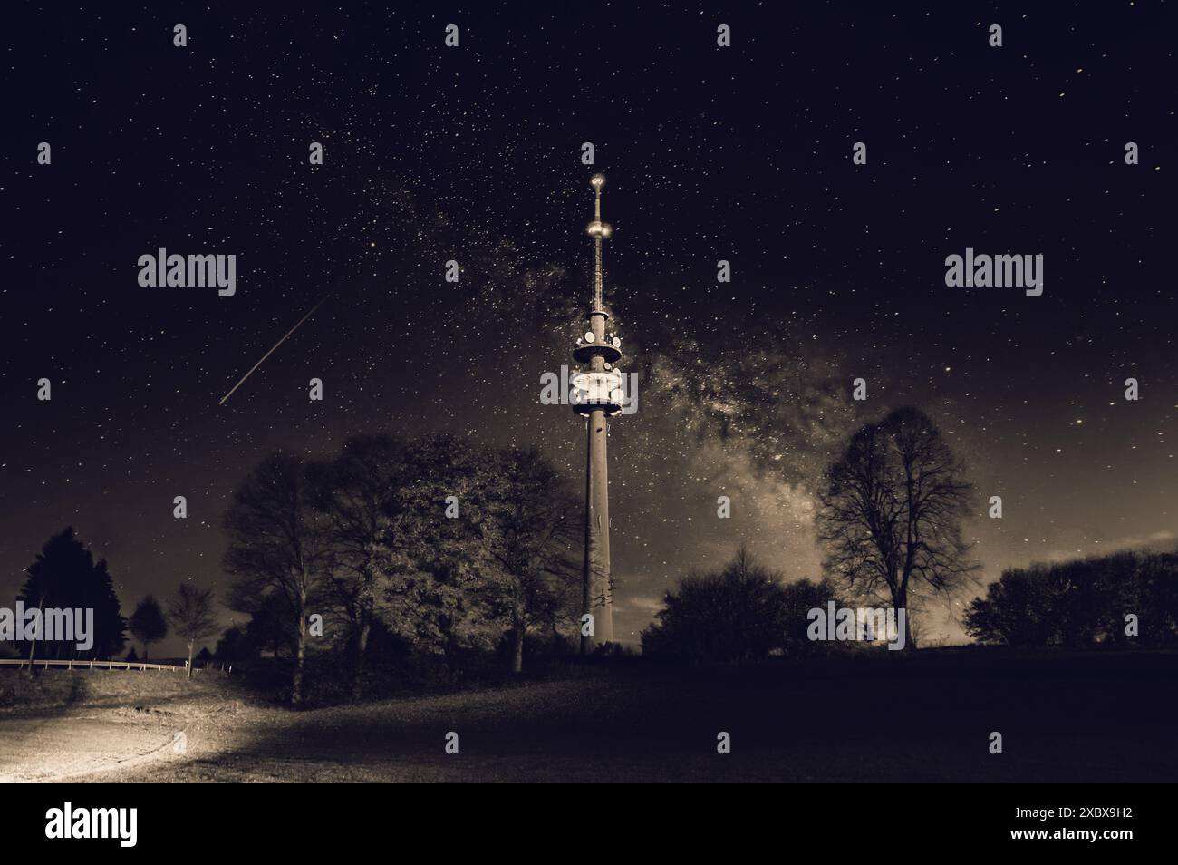 Nachthimmel, Milchstraße, Funkturm, Sternenhimmel, Sterne, Landschaft, Nacht, Himmel, Bäume, Silhouette, Licht, Galaxie, Raum, Astrologie, Hintergrundbilder Stockfoto