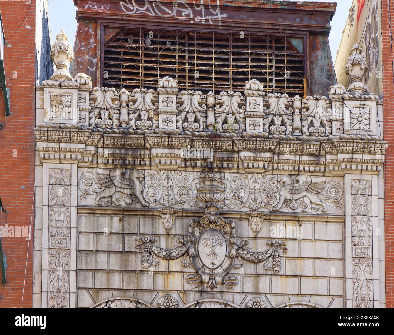 NYC Chinatown: Terra Cotta bedeckte einst das Loew’s Canal Street Theatre; das Wahrzeichen von NYC wurde zu einem Elektronikgeschäft, das nun verlassen erscheint. Stockfoto