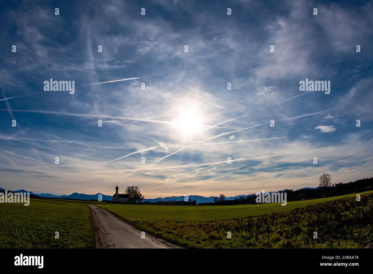 Kirche, Wiese, Herbst, Allerheiligen Tag, Blatt, Laub, Hintergrundbilder, Sonne, Wintersonne, warmer Herbsttag, Bäume, Landschaften, Landschaft Stockfoto