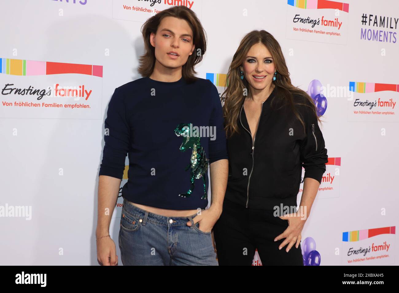 Damian Hurley, Elizabeth Hurley bei der Ernstings Family Fashion Show in Hamburg im Atlantic Hotel. Hamburg, der 11. Juni 2024 Ernsting s Family Fashion Show in Hamburg Hamburg Hamburg Deutschland Hotel Atlantic *** Damian Hurley, Elizabeth Hurley auf der Ernstings Family Fashion Show in Hamburg im Atlantic Hotel Hamburg, 11. Juni 2024 Ernsting s Family Fashion Show in Hamburg Hamburg Hamburg Germany Hotel Atlantic Stockfoto