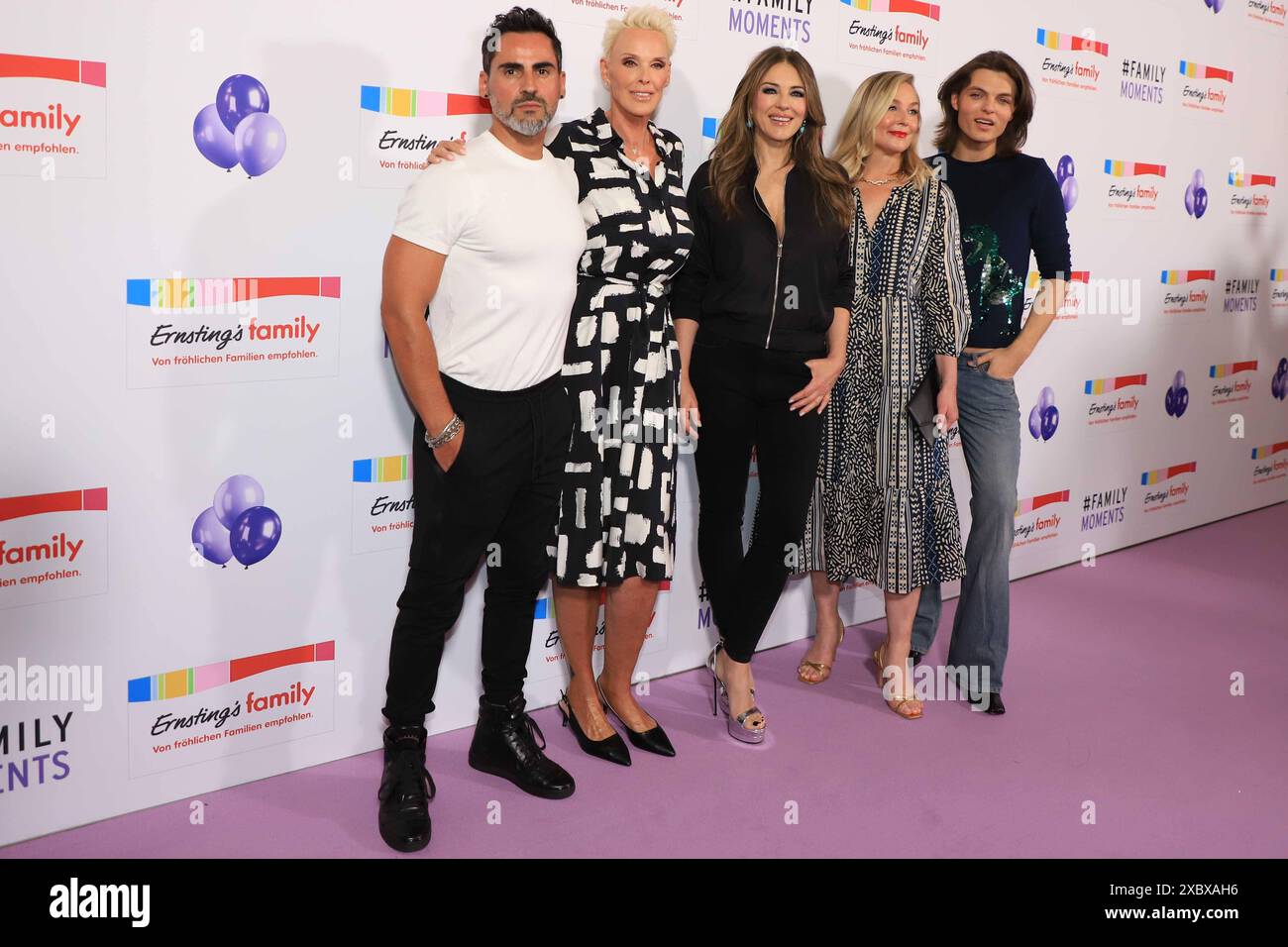 Mattia Nielsen, Brigitte Nielsen, Elizabeth Hurley, Elisabeth Roehm und Damian Hurley bei der Ernstings Family Fashion Show in Hamburg im Atlantic Hotel. Hamburg, der 11. Juni 2024 Ernsting s Family Fashion Show in Hamburg, Hamburg Deutschland Hotel Atlantic *** Mattia Nielsen, Brigitte Nielsen, Elizabeth Hurley, Elisabeth Roehm und Damian Hurley auf der Ernsting s Family Fashion Show in Hamburg im Atlantic Hotel Hamburg, 11. Juni 2024 Ernsting s Family Fashion Show in Hamburg, Hamburg Hamburg Hamburg Deutschland Hotel Atlantic Stockfoto