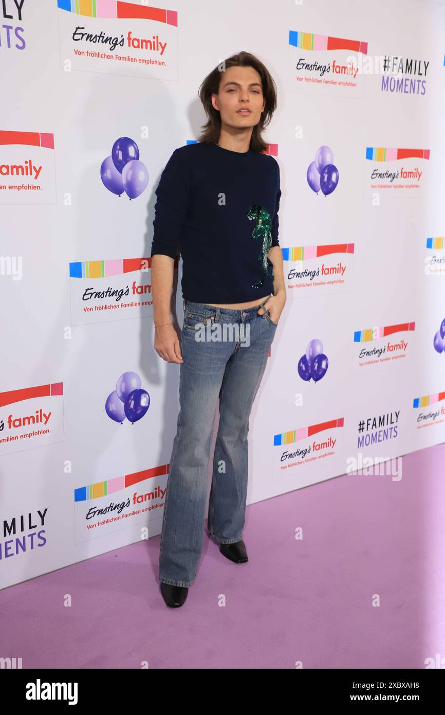 Damian Hurley bei der Ernstings Family Fashion Show in Hamburg im Atlantic Hotel. Hamburg, der 11. Juni 2024 Ernsting s Family Fashion Show in Hamburg Hamburg Hamburg Deutschland Hotel Atlantic *** Damian Hurley auf der Ernstings Family Fashion Show in Hamburg im Atlantic Hotel Hamburg, 11. Juni 2024 Ernsting s Family Fashion Show in Hamburg Hamburg Hamburg Deutschland Hotel Atlantic Stockfoto
