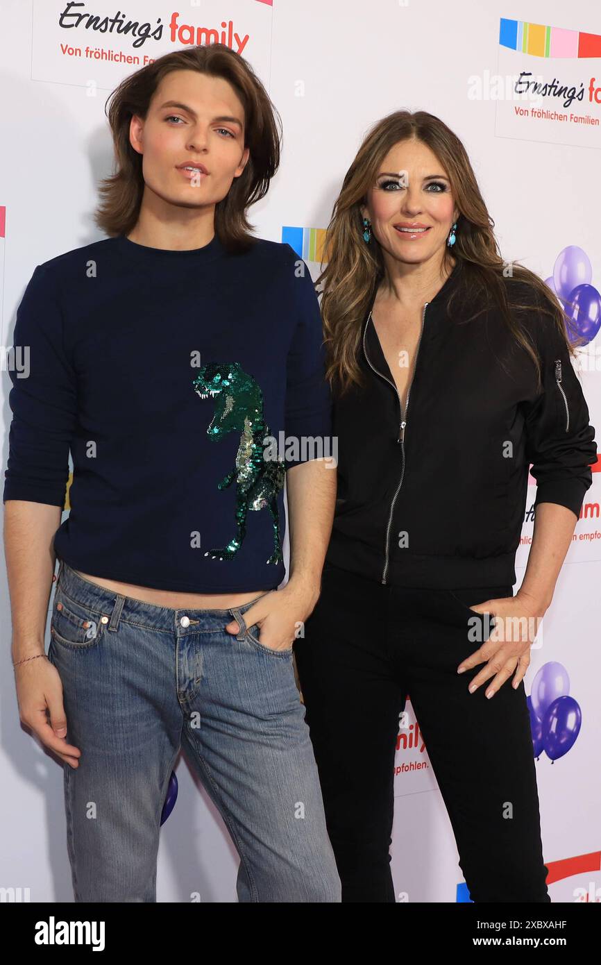 Damian Hurley, Elizabeth Hurley bei der Ernstings Family Fashion Show in Hamburg im Atlantic Hotel. Hamburg, der 11. Juni 2024 Ernsting s Family Fashion Show in Hamburg Hamburg Hamburg Deutschland Hotel Atlantic *** Damian Hurley, Elizabeth Hurley auf der Ernstings Family Fashion Show in Hamburg im Atlantic Hotel Hamburg, 11. Juni 2024 Ernsting s Family Fashion Show in Hamburg Hamburg Hamburg Germany Hotel Atlantic Stockfoto