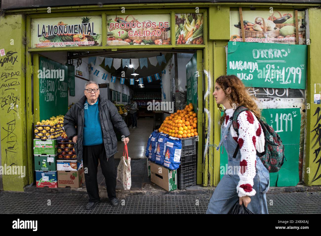 Buenos Aires, Argentinien. 31. Mai 2024. Die Leute kaufen Lebensmittel in einem Gemüseladen. Die jährliche Inflationsrate in Südamerika beträgt 276,4 Prozent. Quelle: Cristina Sille/dpa/Alamy Live News Stockfoto