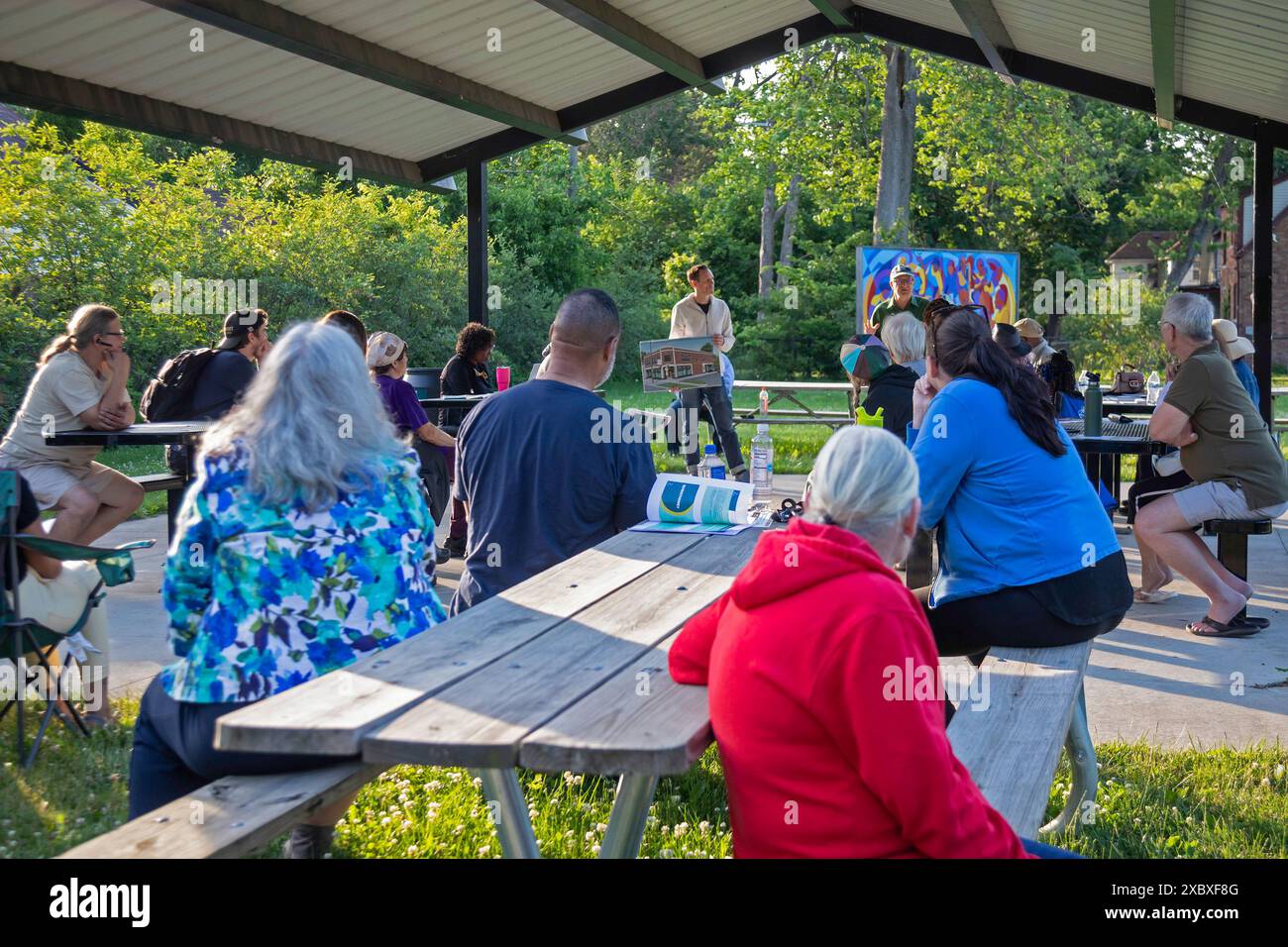 Detroit, Michigan - Mitglieder der Morningside Community organisieren ihre monatliche Tagung in einem Park in ihrer Nachbarschaft. Marc Maxey (weißer Jack Stockfoto