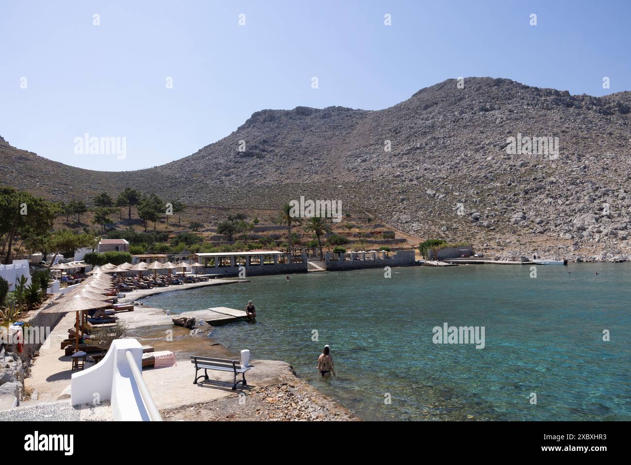 Der Pfad auf dem Hügel in der Ferne, wo die Leiche von Michael Mosley lag, nachdem er starb, in Agia Marina in der Nähe von Pedi, Insel Symi, Griechenland Stockfoto