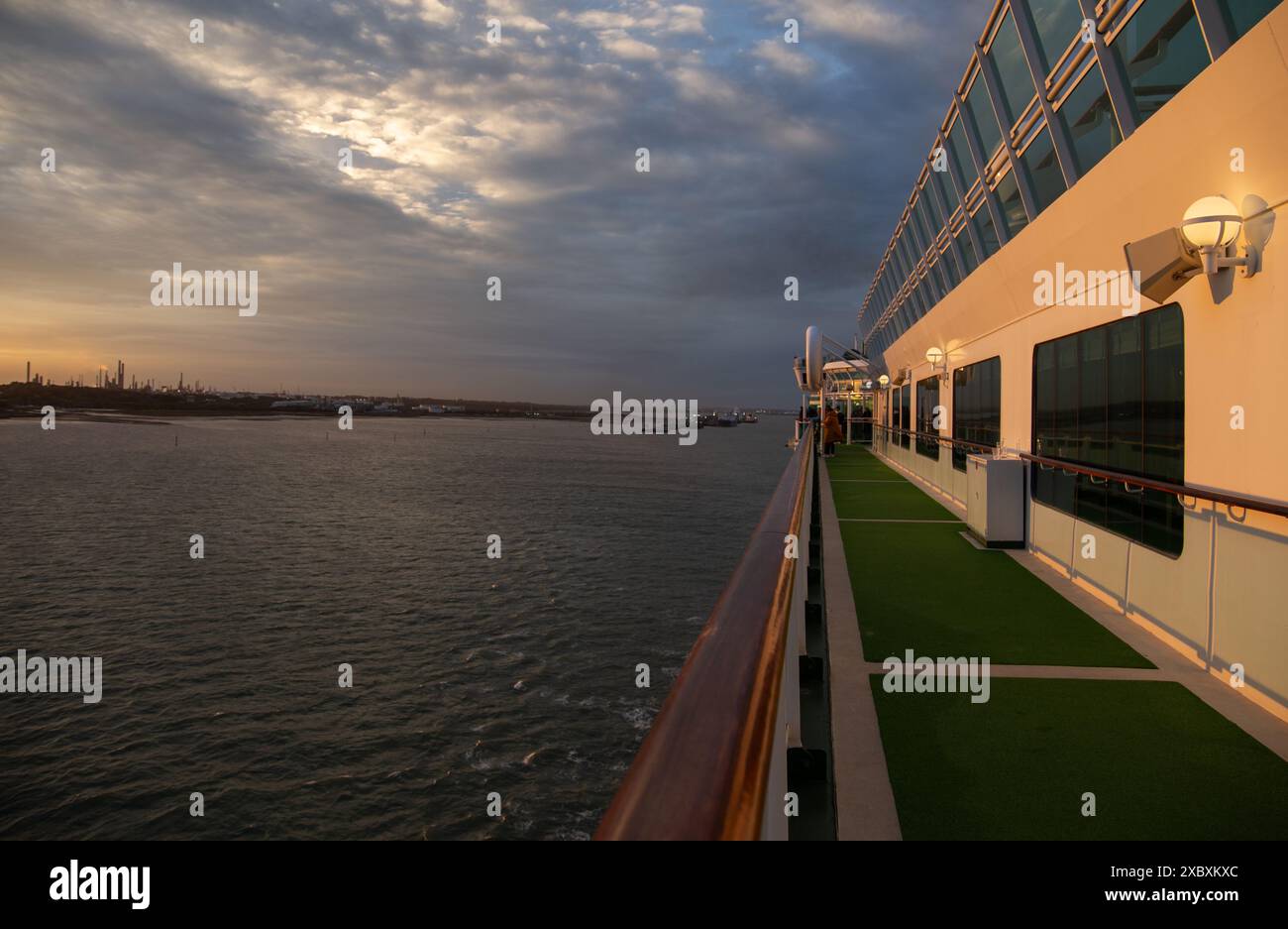 Seitenansicht des P&O Kreuzfahrtschiffes Ventura Deck bei Sonnenuntergang mit Geländer, die zum Horizont führen und Southampton verlassen Stockfoto