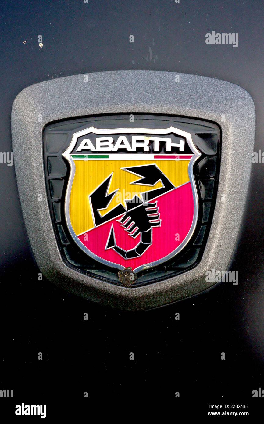 Ein Abarth-Abzeichen auf der mattschwarzen Motorhaube eines 124 Spider 70th Anniversary Edition Sportwagens, April 2024. Stockfoto