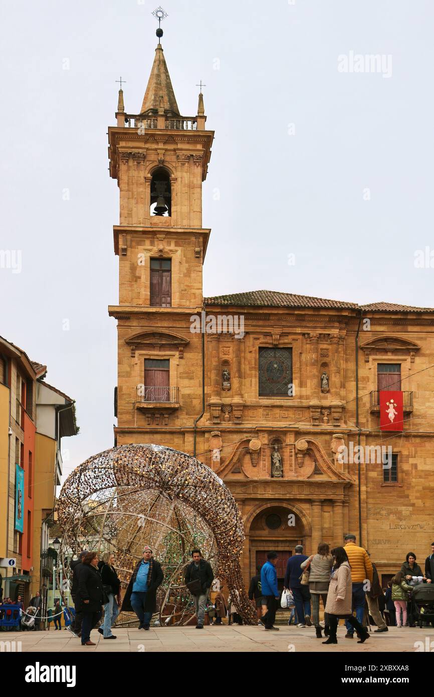 Große Weihnachtsskulptur Dekoration mit der Fassade des 16. Jahrhunderts Iglesia de San Isidoro el Real Plaza de la Constitución Oviedo Asturias Spanien Stockfoto