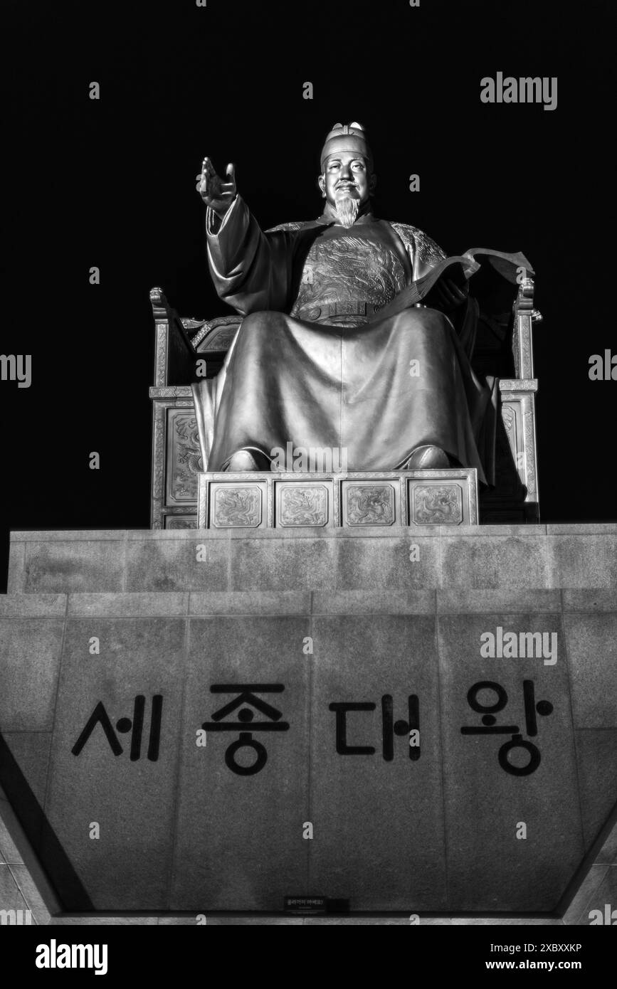 König Sejong das große Monument auf dem Gwanghwamun-Platz im Zentrum von Seoul, Südkorea bei Nacht, am 29. Januar 2024 Stockfoto