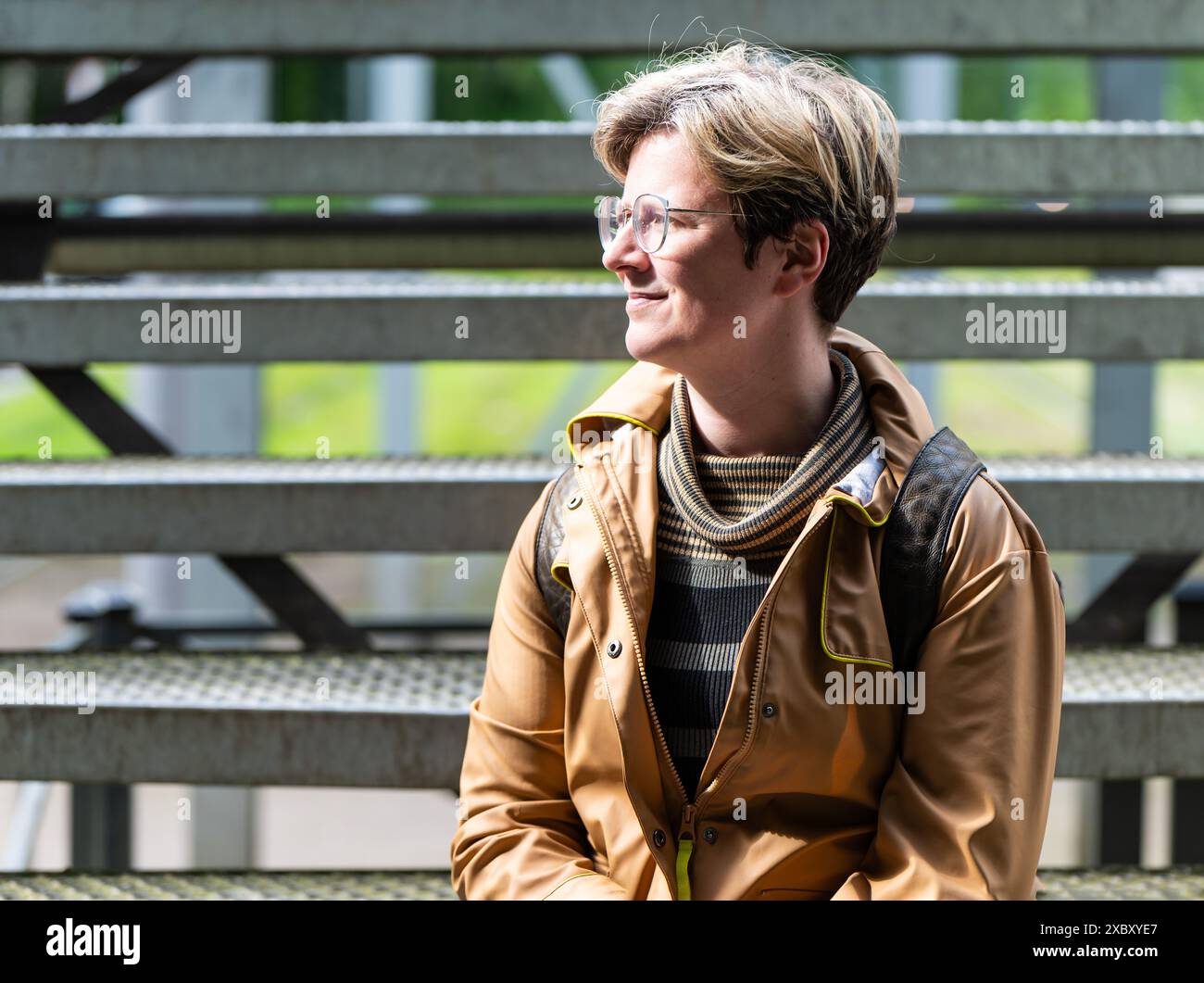 Porträt einer 38-jährigen weißen Frau, die draußen wegschaut, Jette, Belgien Stockfoto