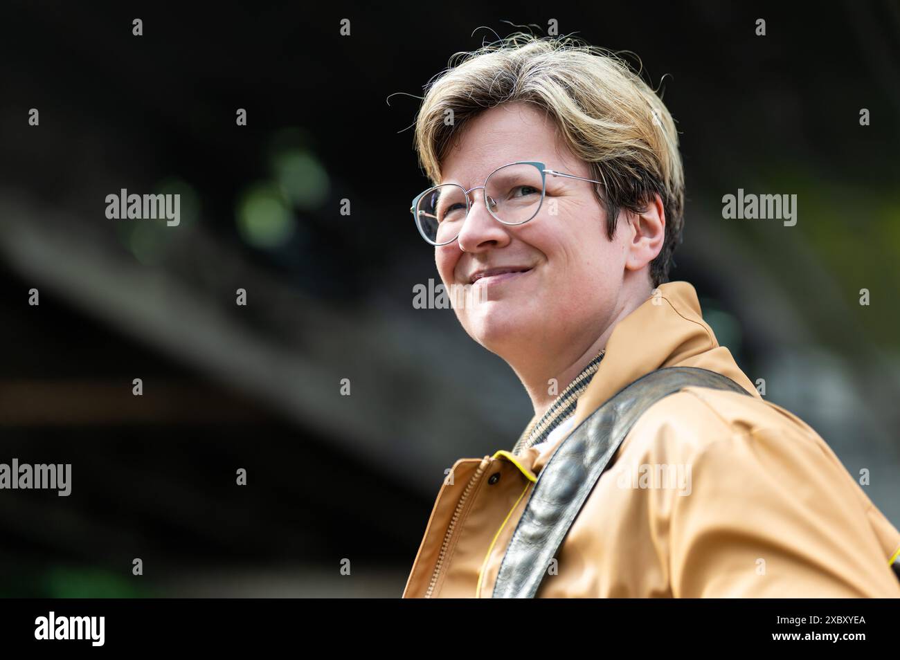 Porträt einer 38-jährigen weißen Frau, die draußen wegschaut, Jette, Belgien Stockfoto