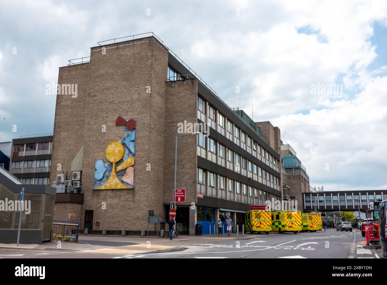 Addenbrookes Krankenhaus A&E Unfall und Notfall mit Ambulanzparken draußen Stockfoto