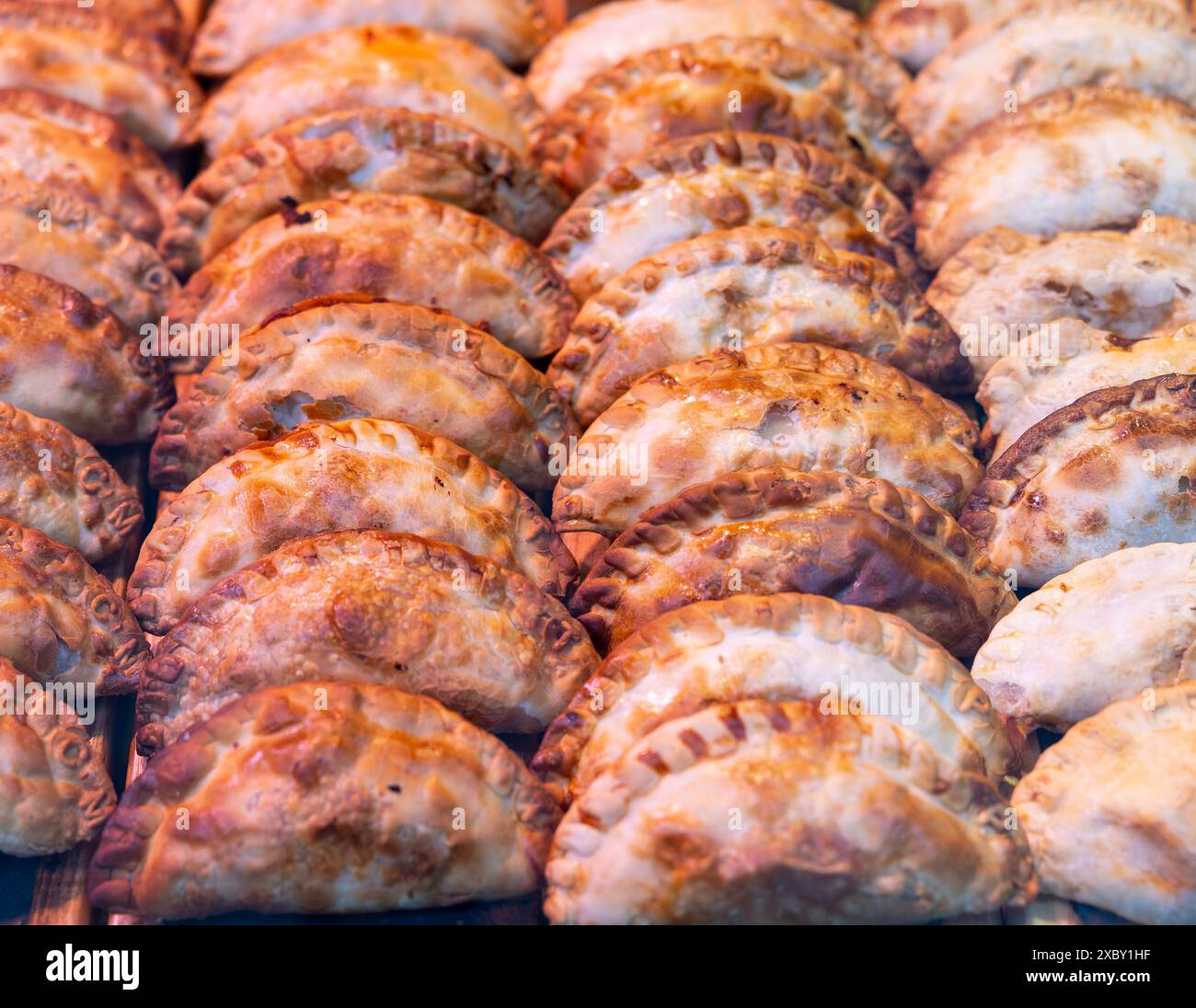 Appetitliche, herzhafte Empanadas auf der Arbeitsplatte Stockfoto